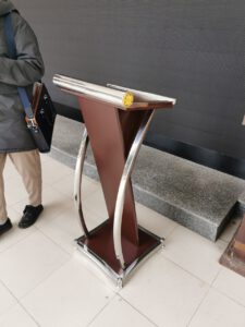 Viền ngoài bằng inox Mặt gỗ, thân gỗ Size: 470mm x 400mm x 1170mm